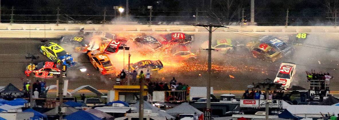 Sport Themen der Woche KW07 Sport Bilder des Tages February 17, 2019 - Daytona Beach, FL, USA - A major crash takes much of the field in the final stage of the Daytona 500, at Daytona International Speedway, Sunday, February 17, 2019. Daytona 500 - ZUMAm67_ 20190217_zaf_m67_092 Copyright: xJoexBurbankx