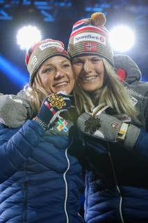 Sport Bilder des Tages Nordische Ski WM in Seefeld, Langlauf Sprint Damen, Siegerehrung NORDIC SKIING - FIS Nordic World Ski Championships Seefeld 2019 SEEFELD,AUSTRIA,22.FEB.19 - NORDIC SKIING, CROSS COUNTRY SKIING - FIS Nordic World Ski Championships, medal plaza, award ceremony, sprint, ladies. Image shows Maiken Caspersen Falla (NOR) and Mari Eide (NOR). Keywords: medal.. GEPAxpictures xChristianxWalgram