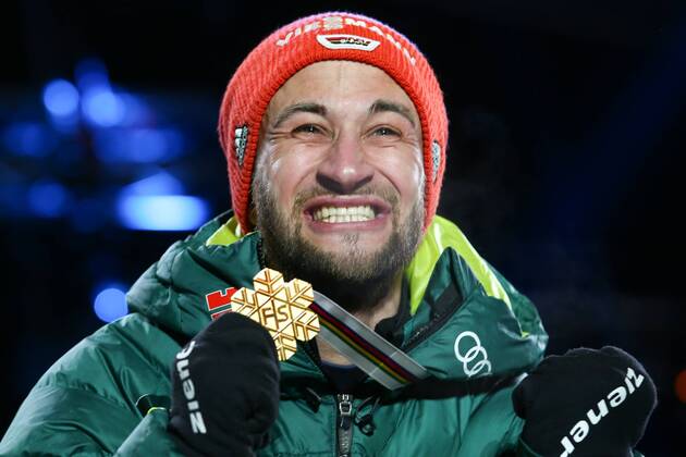 Sport Themen der Woche KW08 Sport Bilder des Tages NORDIC SKIING - FIS Nordic World Ski Championships Seefeld 2019 INNSBRUCK,AUSTRIA,23.FEB.19 - NORDIC SKIING, Ski jumping Skispringen Ski nordisch - FIS Nordic World Ski Championships, large hill, medal plaza, award ceremony. Image shows the rejoicing of Markus Eisenbichler (GER). GEPAxpictures xCh.xKelemen