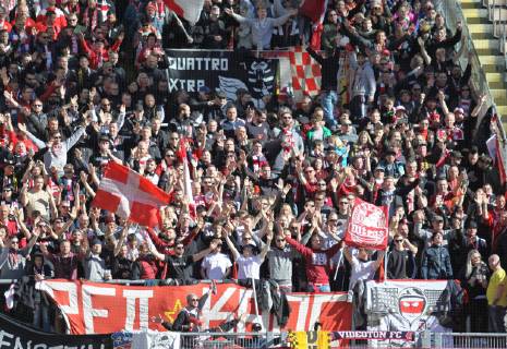 24.02.2019, xklex, Fussball 3.Liga, 1.FC Kaiserslautern - FSV Zwickau emspor, v.l. Die Fans des FSV Zwickau (DFL DFB REGULATIONS PROHIBIT ANY USE OF PHOTOGRAPHS as IMAGE SEQUENCES and or QUASI-VIDEO) Kaiserslautern