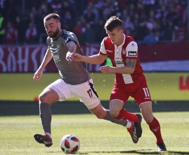 24.02.2019, xklex, Fussball 3.Liga, 1.FC Kaiserslautern - FSV Zwickau emspor, v.l. Morris Schröter (Zwickau) Florian Pick (Kaiserslautern) (DFL DFB REGULATIONS PROHIBIT ANY USE OF PHOTOGRAPHS as IMAGE SEQUENCES and or QUASI-VIDEO) Kaiserslautern