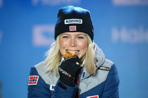 Sport Bilder des Tages NORDIC SKIING - FIS Nordic World Ski Championships Seefeld 2019 SEEFELD,AUSTRIA,28.FEB.19 - NORDIC SKIING, Ski jumping Skispringen Ski nordisch - FIS Nordic World Ski Championships, Medal Plaza, award ceremony, normal hill, ladies. Image shows Maren Lundby (NOR). GEPAxpictures xCh.xKelemen