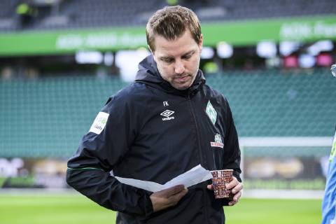 03.03.2019, xkvx, Fussball 1.Bundesliga, VfL Wolfsburg - SV Werder Bremen emspor, v.l. Trainer Florian Kohfeldt (SV Werder Bremen) schaut sich die Aufstellung vor dem Spiel an (DFL DFB REGULATIONS PROHIBIT ANY USE OF PHOTOGRAPHS as IMAGE SEQUENCES and or QUASI-VIDEO) Wolfsburg