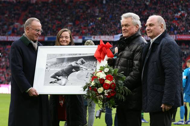 l-r: Vorstandsvorsitzender Karl-Heinz Rummenigge (FC Bayern Muenchen), gratuliert Torwartlegende Sepp Maier zum 70 Geburtstag, Praesident Uli Hoeness (FC Bayern Muenchen) , FC Bayern Muenchen vs. VfL Wolfsburg, Fussball, 1.Bundesliga, 09.03.2019, DFB regulations prohibit any use of photographs as image sequences and or quasi-video Muenchen Bayern Deutschland