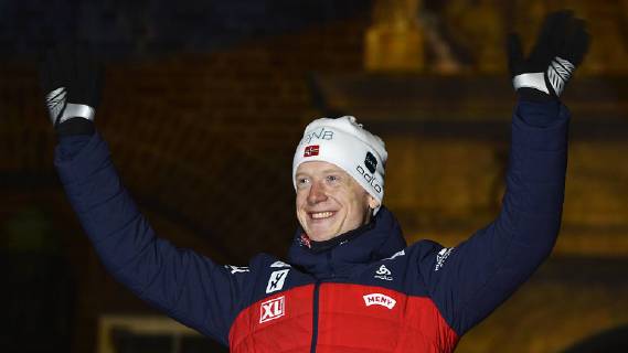 Biathlon-Weltmeisterschaft in Östersund (Schweden), Siegerehrung nach Sprint der Männer am 09.03.2019 Johannes Thingnes Boe (Norwegen) bei der Medals Ceremony nach dem Sprintrennen der Männer während der Biathlon-WM in Östersund (Schweden) (09.03.2019) Östersund Jämtland Schweden Medals Plaza
