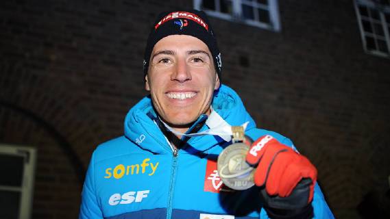Biathlon-Weltmeisterschaft in Östersund (Schweden), Siegerehrung nach Sprint der Männer am 09.03.2019 Quentin Fillon Maillet (Frankreich) mit Silbermedaille bei der Medals Ceremony nach dem Sprintrennen der Männer während der Biathlon-WM in Östersund (Schweden) (09.03.2019) Östersund Jämtland Schweden Medals Plaza