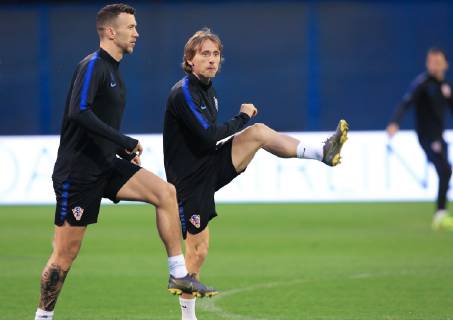 Fußball, Nationalteam Kroatien Training Croatian national football team training 20.03.2019. , Zagreb - On stadium Maksimir Croatian national football team held a training before qualifying matches for Euro 2020 against Azerbaijan and Hungary. Ivan Perisic; luka Modric MarkoxPrpic PIXSELL