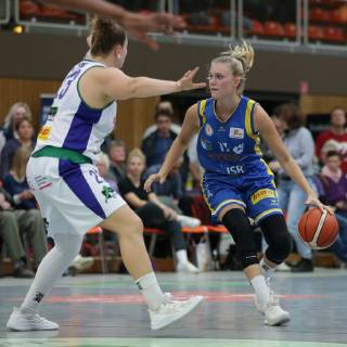 Göttingen, Sporthalle Felix-Klein-Gymnasium, 21.10.18, Basketball, DBBL, Saison 2018 19, 5. Spieltag, Flippo Baskets BG 74 Göttingen gegen Eintracht Braunschweig Bild: 11 Nina Rosemeyer (Eintracht Braunschweig; rechts, mit Ball), 23 Klaudia Grudzien (Flippo Baskets BG 74; links)