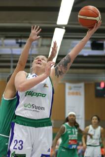 Göttingen, Sporthalle Felix-Klein-Gymnasium, 17.10.18, Basketball, DBBL, Saison 2018 19, 3. Spieltag, Flippo Baskets BG 74 Göttingen gegen Rutronik Stars Keltern Bild: 23 Klaudia Grudzien (Flippo Baskets BG 74; rechts, mit Ball), 15 Marina Markovic (Rutronik Stars Keltern; links, verdeckt)