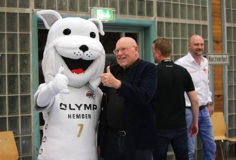 BAU 30.03.2019 Bietigheim Handball SG BBM Bietigheim vs. Buxtehuder SV, v.l. Maskottchen Lotte (BBM) und Eberhard Bezner (Mitgeleschafter der Olymp Bezner KG)