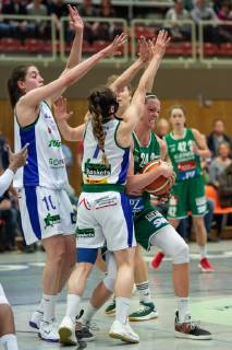 flippo Baskets BG 74 - Rutronik Stars Keltern Basketball Damen DBBL, Playoffs Viertelfinale, Spiel 2 flippo Baskets BG 74 - Rutronik Stars Keltern, 03.04.2019, Göttingen. Kelterns Rebecca Tobin (r) spielt gegen Göttingens Vasiliki Karambatsa, Jennifer Crowder und Klaudia Grudzien. Göttingen Niedersachsen Deutschland