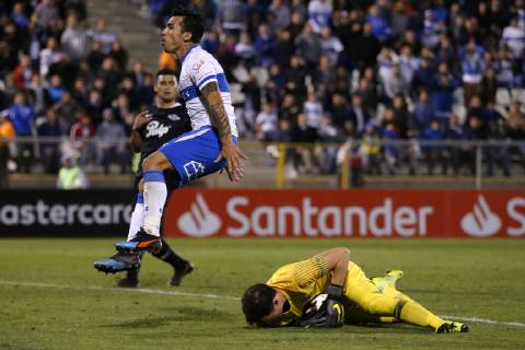 Futbol, Universidad Catolica vs Libertad. Copa Libertadores 2019 El jugador de Universidad Catolica Edson Puch controla el balon contra Libertad. durante el partido del grupo H de Copa Libertadores en el estadio San Carlos de Apoquindo. Santiago de Chile 10 04 2019 Javier Torres Photosport Football, Universidad Catolica vs Libertad. Copa Libertadores Championchip 2019 Universidad Catolica s player Edson Puch, controls the ball against Libertad during group H for Copa Libertadores Championship held at San Carlos de Apoquindo stadium. Santiago, Chile. 10 04 2019 Javier Torres Photosport Universidad Catolica vs Libertad, Copa Libertadores 2019