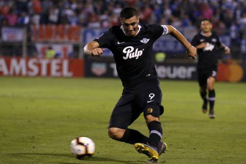 Futbol, Universidad Catolica vs Libertad. Copa Libertadores 2019 El jugador de Libertad Oscar Cardozo , controla el balon con Universidad Catolica durante el partido del grupo H de Copa Libertadores en el estadio San Carlos de Apoquindo. Santiago de Chile. 10 04 2019 Javier Torres Photosport Football, Universidad Catolica vs Libertad. Copa Libertadores Championchip 2019 Libertad s player Oscar Cardozo controls the ball against Universidad Catolica during group H for Copa Libertadores Championship held at San Carlos de Apoquindo stadium. Santiago, Chile. 10 04 2019 Javier Torres Photosport Universidad Catolica vs Libertad, Copa Libertadores 2019