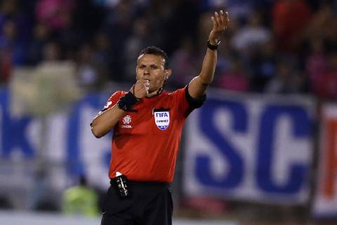 Futbol, Universidad Catolica vs Libertad. Copa Libertadores 2019 El arbitro Gery Vargas dirige el partido entre Universidad Catolica y Libertad por el grupo H de Copa Libertadores en el estadio San Carlos de Apoquindo. Santiago de Chile. 10 04 2019 Javier Torres Photosport Football, Universidad Catolica vs Libertad. Copa Libertadores Championchip 2019 Referee Gery Vargas gestures during Universidad Catolica against Libertad for group H of Copa Libertadores Championship at San Carlos de Apoquindo stadium. Santiago, Chile. 10 04 2019 Javier Torres Photosport Universidad Catolica vs Libertad, Copa Libertadores 2019