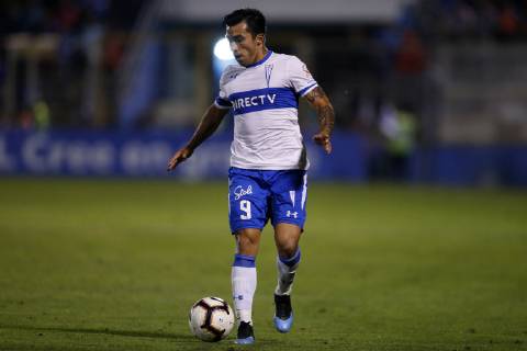 Futbol, Universidad Catolica vs Libertad. Copa Libertadores 2019 El jugador de Universidad Catolica Edson Puch disputa el balon con Libertad. durante el partido del grupo H de Copa Libertadores en el estadio San Carlos de Apoquindo. Santiago de Chile. 10 04 2019 Javier Torres Photosport Football, Universidad Catolica vs Libertad. Copa Libertadores Championchip 2019 Universidad Catolica s player Edson Puch, battles for the ball against Libertad during group H for Copa Libertadores Championship held at San Carlos de Apoquindo stadium. Santiago, Chile. 10 04 2019 Javier Torres Photosport Universidad Catolica vs Libertad, Copa Libertadores 2019