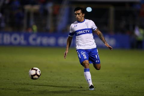 Futbol, Universidad Catolica vs Libertad. Copa Libertadores 2019 El jugador de Universidad Catolica Edson Puch disputa el balon con Libertad. durante el partido del grupo H de Copa Libertadores en el estadio San Carlos de Apoquindo. Santiago de Chile. 10 04 2019 Javier Torres Photosport Football, Universidad Catolica vs Libertad. Copa Libertadores Championchip 2019 Universidad Catolica s player Edson Puch, battles for the ball against Libertad during group H for Copa Libertadores Championship held at San Carlos de Apoquindo stadium. Santiago, Chile. 10 04 2019 Javier Torres Photosport Universidad Catolica vs Libertad, Copa Libertadores 2019