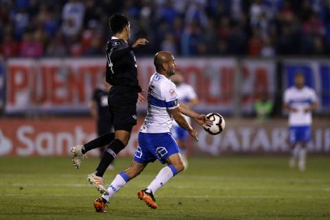Futbol, Universidad Catolica vs Libertad. Copa Libertadores 2019 El jugador de Universidad Catolica Jorge Saez disputa el balon con Paulo Da Silva Antonio Bareiro de Libertad. durante el partido del grupo H de Copa Libertadores en el estadio San Carlos de Apoquindo. Santiago de Chile 10 04 2019 Javier Torres Photosport Football, Universidad Catolica vs Libertad. Copa Libertadores Championchip 2019 Universidad Catolica s player Jorge Saez, battles for the ball against Paulo Da Silva of Libertad during group H for Copa Libertadores Championship held at San Carlos de Apoquindo stadium. Santiago, Chile. 10 04 2019 Javier Torres Photosport Universidad Catolica vs Libertad, Copa Libertadores 2019
