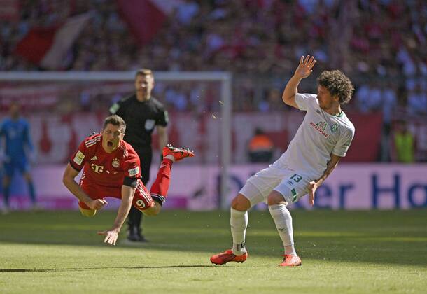Sport Themen der Woche KW16 Sport Bilder des Tages 20.04.2019, Fussball 1. Bundesliga 2018 2019, 30. Spieltag, FC Bayern München - SV Werder Bremen, in der Allianz-Arena München, v.li: Robert Lewandowski (FC Bayern München) gefoult von Milos Veljkovic (SV Werder Bremen).