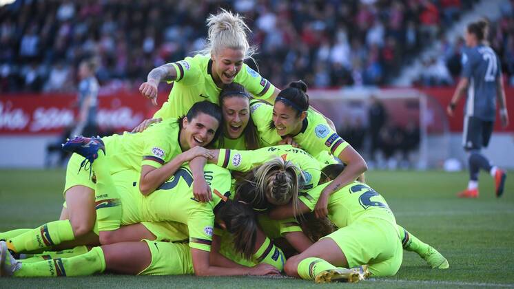 Sport Themen der Woche KW16 Sport Bilder des Tages Spielerinnen des FC Barcelona Barca mit Torjubel, Jubel, Torjubel, Torerfolg, celebrate the goal, goal, celebration, Jubel ueber das Tor zum 0:1 durch Kheira Hamraoui (Barcelona, 18) (am Boden verdeckt), optimistisch, Action, Aktion, Verena Schweers (FC Bayern München, FCB, 22) enttäuscht schauend, Enttäuschung, Frustration, disappointed, pessimistisch, Fussball, UEFA Women s Champions League, FC Bayern München - FC Barcelona,