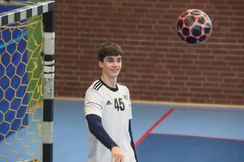 Spaniens EX König Juan Carlos mit seiner Frau Sophia und den Töchtern Elena und Cristina kommen zum Handballspiel des Enkels , Der 18-Jährige Pablo Urdangarin, spielt bei den A-Junioren der TSV Hannover-Burgdorf und steht am Sonnabend mit seiner Mannschaft gegen die HSG Wetzlar im Viertelfinale der Deutschen Meisterschaft.Foto: Rainer Droese Royaler Besuch beim Handball