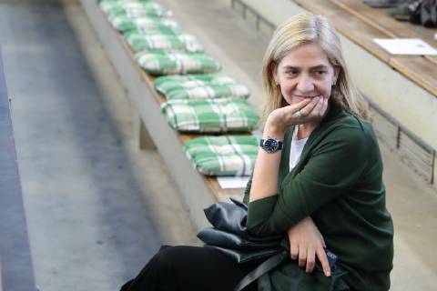 Spaniens EX König Juan Carlos mit seiner Frau Sophia und den Töchtern Elena und Cristina kommen zum Handballspiel des Enkels , Der 18-Jährige Pablo Urdangarin, spielt bei den A-Junioren der TSV Hannover-Burgdorf und steht am Sonnabend mit seiner Mannschaft gegen die HSG Wetzlar im Viertelfinale der Deutschen Meisterschaft. Cristina von Spanien ,Foto: Rainer Droese Royaler Besuch beim Handball
