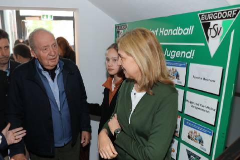 Spaniens EX König Juan Carlos mit seiner Frau Sophia und den Töchtern Elena und Cristina kommen zum Handballspiel des Enkels , Der 18-Jährige Pablo Urdangarin, spielt bei den A-Junioren der TSV Hannover-Burgdorf und steht am Sonnabend mit seiner Mannschaft gegen die HSG Wetzlar im Viertelfinale der Deutschen Meisterschaft.Foto: Rainer Droese Royaler Besuch beim Handball