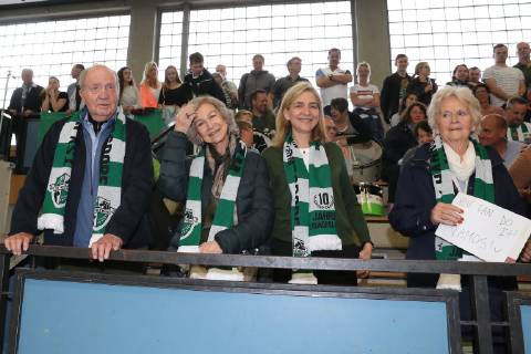 Spaniens EX König Juan Carlos mit seiner Frau Sophia und den Töchtern Elena und Cristina kommen zum Handballspiel des Enkels , Der 18-Jährige Pablo Urdangarin, spielt bei den A-Junioren der TSV Hannover-Burgdorf und steht am Sonnabend mit seiner Mannschaft gegen die HSG Wetzlar im Viertelfinale der Deutschen Meisterschaft.von links: Juan Carlos I , Sophia von Griechenland, Cristina v on Spanien, Großmutter Claire Liebaert Coutain, Elena von Spanien, Foto: Rainer Droese Royaler Besuch beim Handball