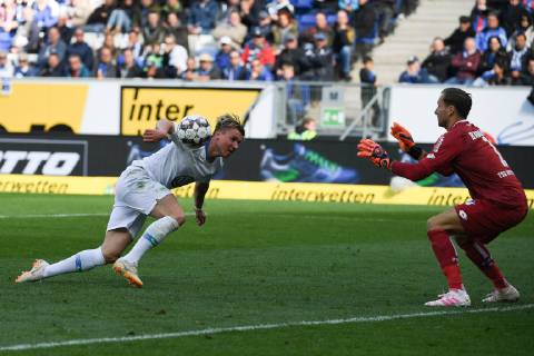 28.04.2019, xmeix, Fussball, 1. Bundesliga, TSG 1899 Hoffenheim - VfL Wolfsburg, emspor, v.l. Felix Klaus (VfL Wolfsburg) gegen Oliver Baumann (TSG 1899 Hoffenheim) DFL regulations prohibit any use of photographs as image sequences and or quasi-video. 1. Fussball Bundesliga, TSG 1899 Hoffenheim - VfL Wolfsburg Sinsheim Copyright: xEIBNER Meiserx EP_MEIS