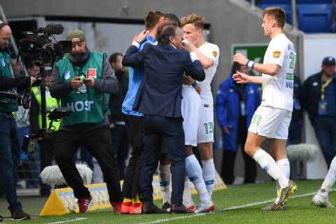 28.04.2019, xmeix, Fussball, 1. Bundesliga, TSG 1899 Hoffenheim - VfL Wolfsburg, emspor, v.l. Jubel zum Ausgleich zum 1:1 durch De Asevedo Furtado (VfL Wolfsburg) mit Bruno Labbadia (VfL Wolfsburg) DFL regulations prohibit any use of photographs as image sequences and or quasi-video. 1. Fussball Bundesliga, TSG 1899 Hoffenheim - VfL Wolfsburg Sinsheim Copyright: xEIBNER Meiserx EP_MEIS