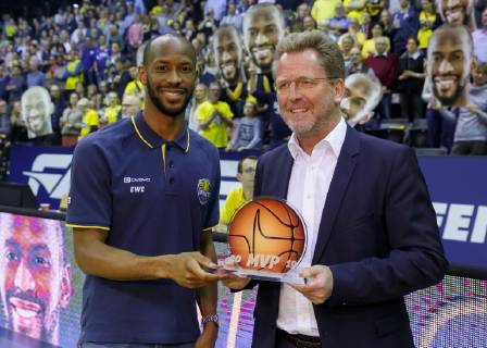 Oldenburg, Niedersachsen, DEU, 10.05.2019, Will Cummings (links, EWE Baskets Oldenburg) ist Most Valuable Player (MVP) des Basketball Bundesliga. Dr. Stefan Holz (rechts, Geschaeftsfuehrer der Basketball Bundesliga GmbH) überreichte die Auszeichnung. EWE Baskets Oldenburg vs. Mitteldeutscher BC. Basketball. 1. Basketball-Bundesliga Saison 2018 2019, 33. Spieltag, Grosse EWE Arena. EWE Baskets Oldenburg vs. Mitteldeutscher BC