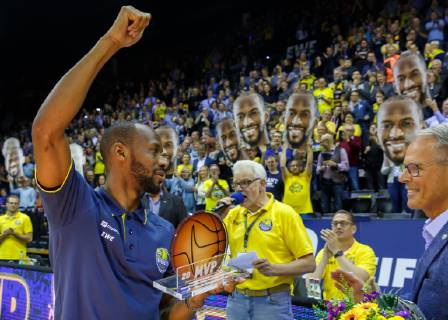 Oldenburg, Niedersachsen, DEU, 10.05.2019, Will Cummings (links, EWE Baskets Oldenburg) ist Most Valuable Player (MVP) des Basketball Bundesliga. Hermann Schüller (rechts), Geschäftsführer der EWE Baskets Oldenburg, übereichte Blumen. EWE Baskets Oldenburg vs. Mitteldeutscher BC. Basketball. 1. Basketball-Bundesliga Saison 2018 2019, 33. Spieltag, Grosse EWE Arena. EWE Baskets Oldenburg vs. Mitteldeutscher BC