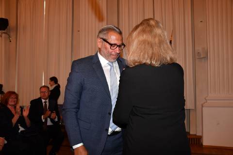 Kerstin Schreyer (Sozialministerin) und William Hartwig-Almer (Jimmy Hartwig) Verleihung der Sozialmedaille Bayerische Staatsmedaille für soziale Verdienste Max-Joseph-Saal Residenz München 13. Mai 2019