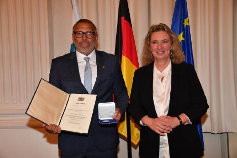 Kerstin Schreyer (Sozialministerin) und William Hartwig-Almer (Jimmy Hartwig) Verleihung der Sozialmedaille Bayerische Staatsmedaille für soziale Verdienste Max-Joseph-Saal Residenz München 13. Mai 2019