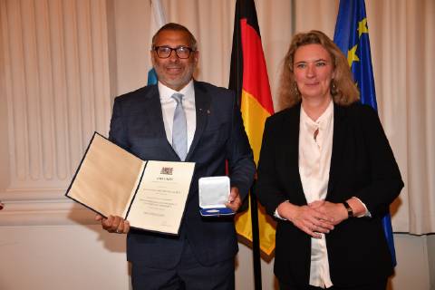 Kerstin Schreyer (Sozialministerin) und William Hartwig-Almer (Jimmy Hartwig) Verleihung der Sozialmedaille Bayerische Staatsmedaille für soziale Verdienste Max-Joseph-Saal Residenz München 13. Mai 2019