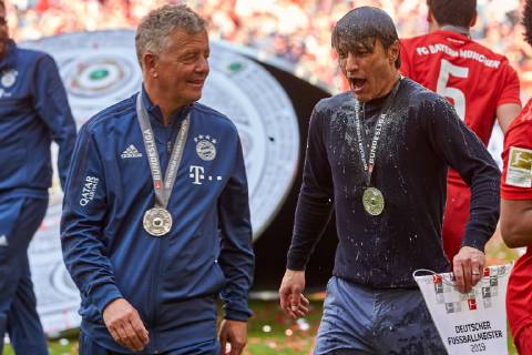 Muenchen, Deutschland, 18.05.2019, 1. Bundesliga 34. Spieltag, FC Bayern Muenchen - SG Eintracht Frankfurt, Co-Trainer Peter Hermann (FCB) und Trainer Niko Kovac (FCB) nach der Bierdusche ( Defodi-Muenchen, Deutschland, 18.05.2019, 1. Bundesliga 34. Spieltag, FC Bayern Muenchen - SG Eintracht Frankfurt, Co-Trainer Peter Hermann (FCB) und Trainer Niko Kovac (FCB) nach der Bierdusche ( Defodi-09-501-0025510 DeFodi501