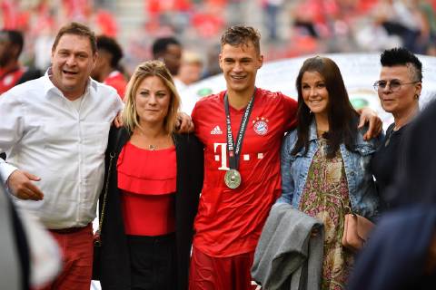 Joshua KIMMICH (Bayern Muenchen) mit Eltern- Vater Berthold und Mutter Anja und Freundin Lina. Fussball 1. Bundesliga, 34.Spieltag,Spieltag34, Deutscher Meister, FC Bayern Muenchen (M) - Eintracht Frankfurt (F) 5-1,,am 18.05.2019 in Muenchen A L L I A N Z A R E N A, DFL REGULATIONS PROHIBIT ANY USE OF PHOTOGRAPHS AS IMAGE SEQUENCES AND OR QUASI-VIDEO.
