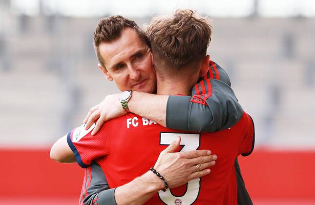 Sport Themen der Woche KW21 Sport Bilder des Tages FC Bayern BJ ist Meister der BJ-Bundesliga Süd Südwest. Hier Jubeln Trainer Miro Klose und sein Spieler Leon Fust Fussball FC Bayern Campus B-Junioren Bundesliga 25.05.2019 FC Bayern (BJ) - FC Ingolstadt 04 (BJ)