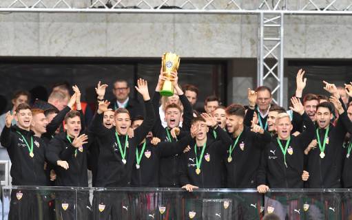 DFB-Pokalfinale 2019 der A-Junioren Der Pokalsieger VFB Stuttgart mit dem Pokal DFB REGULATIONS PROHIBIT ANY USE OF PHOTOGRAPHS AS IMAGE SEQUENCES AND OR QUASI-VIDEO