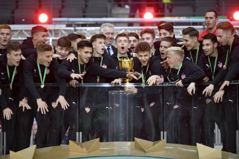 Vor Spielbeginn: Ehrung Siegerehrung VfB Stuttgart A-Junioren DFB-Vereinspokal der Junioren 76. DFB-Pokalfinale RB Leipzig RBL gegen FC Bayern München FCB 25.05.2019 DFL REGULATIONS PROHIBIT ANY USE OF PHOTOGRAPHS AS IMAGE SEQUENCES AND OR QUASI-VIDEO 76. DFB-Pokalfinale RB Leipzig RBL gegen FC Bayern München FCB