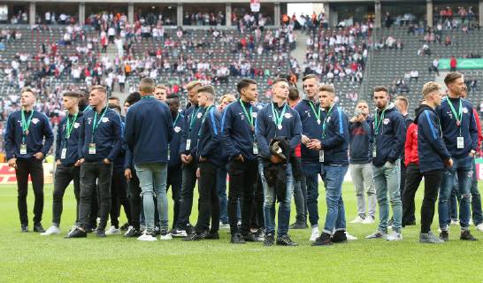 RB Leipzig - Bayern Muenchen Fussball DFB Pokal Finale Berlin, 25.05.2019, Olympiastadion, Fussball, DFB-Pokal, Finale. , RB Leipzig vs. FC Bayern München , Im Bild: Junioren von RB Leipzig, Silbermedaillengewinner im DFB Pokal. , Siegerehrung des gestrigen A-Junioren Pokalfinales zwischen RB Leipzig und VfB Stuttgart. , DFB regulations prohibit any use of photographs as image sequences and or quasi-video. ,