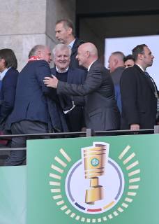 25.05.2019, Fussball DFB-Pokalfinale 2019, RB Leipzig - FC Bayern München, im Olympiastadion Berlin, (L-R) Präsident und Vorstandsvorsitzende Uli Hoeneß (Bayern München), Bundesinnenminister Horst Seehofer und FIFA-Präsident Gianni Infantino