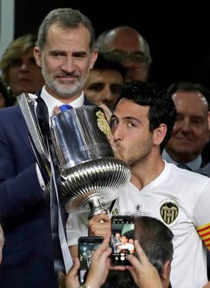 Sport Themen der Woche KW21 Sport Bilder des Tages Valencia CF s captain Daniel Parejo (C) kisses the champion trophy next to Spain s King Felipe VI (L) after the King s Cup final match between Valencia CF and FC Barcelona, Barca played at Benito Villamarin stadium, in Seville, southern Spain, 25 May 2019. FC Barcelona vs Valencia CF !ACHTUNG: NUR REDAKTIONELLE NUTZUNG!  Copyright: xJosexManuelxVidalx GRAFCAT9734 20190525-636944240323021165