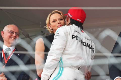 Sport Bilder des Tages 26.05.2019, xekx, Formel 1 FIA, 2019 Monaco Grand Prix - Rennen emspor, v.l. Charlene von Monaco beglückwünscht Sieger Lewis Hamilton (Mercedes-AMG Petronas) (DFL DFB REGULATIONS PROHIBIT ANY USE OF PHOTOGRAPHS as IMAGE SEQUENCES and or QUASI-VIDEO) Monte Carlo