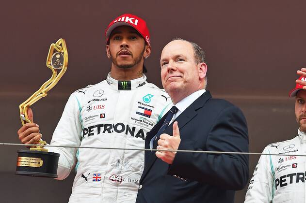 Sport Themen der Woche KW21 26.05.2019, xekx, Formel 1 FIA, 2019 Monaco Grand Prix - Rennen emspor, Albert II. Prinz von Monaco beglückwünscht Sieger Lewis Hamilton (Mercedes-AMG Petronas) (DFL DFB REGULATIONS PROHIBIT ANY USE OF PHOTOGRAPHS as IMAGE SEQUENCES and or QUASI-VIDEO) Monte Carlo