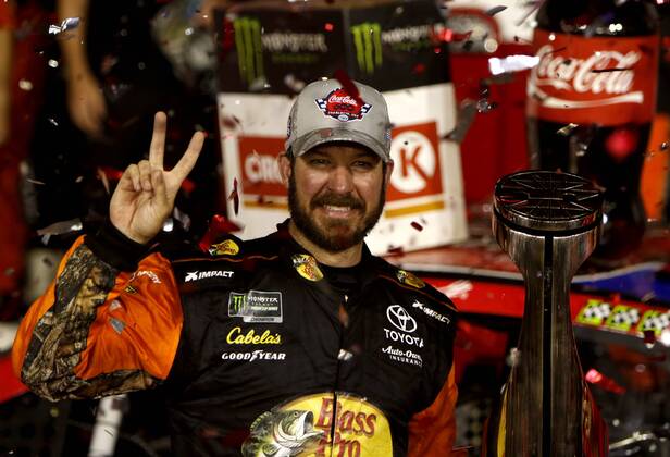 Sport Themen der Woche KW21 Sport Bilder des Tages CONCORD, NC - MAY 26: Martin Truex, Jr., Joe Gibbs Racing, Toyota Camry Bass Pro Shops TRACKER ATVs & Boats USO (19) during the running of the 60th annual Coca-Cola 600 on May 26, 2019 at Charlotte Motor Speedway in Concord, North Carolina (Photo by Jeff Robinson Icon Sportswire) AUTO: MAY 26 Monster Energy NASCAR, Motorsport, USA Cup Series - Coca-Cola 600 Icon1905262887600