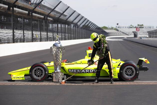 Sport Themen der Woche KW22 Sport Bilder des Tages INDIANAPOLIS, IN - MAY 27: IndyCar, Indy Car, IRL, USA driver Simon Pagenaud (22) of the Menards Team Penske Chevrolet sweeps the yard of bricks after winning the Indy Grand Prix, the Pole for the Indy 500 and then winning the Indy 500 to complete the sweep during the Indianapolis 500 Winners photo shoot on May 27, 2019, in Indianapolis, IN.(Photo by Jeffrey Brown Icon Sportswire) AUTO: MAY 27 IndyCar Series - 103rd Indianapolis 500 Icon19052701500