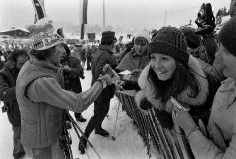 Ski Weltcup Kitzbühel 1975 1976: Ingemar STENMARK (Schweden) SKI ALPIN SAISON 75 76 Weltcup Kitzbühel Slalom Herren 24.01.1976 Ingemar STENMARK (Schweden) gibt Autogramme. Kitzbühel Oesterreich