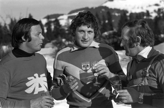 Ski Alpin Weltcup 1974 1975 Kitzbuehel: Sieger KLAMMER (Oesterreich) Ski Alpin Weltcup 1974 1975 Kitzbuehel Abfahrt 19.01.1975 Siegesfeier Toni SAILER, Sieger Franz KLAMMER und Trainer Charly KAHR (v.li., alle Oesterreich) Kitzbuehel Oesterreich