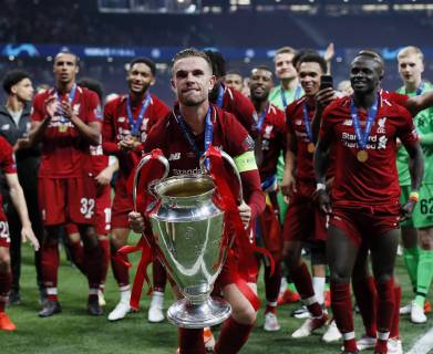 Liverpool s Jordan Henderson celebrates with the trophy during the UEFA Champions League match at Wanda Metropolitano Stadium, Madrid. Picture date: 1st June 2019. Picture credit should read: David Klein Sportimage EDITORIAL USE ONLY. No use with unauthorised audio, video, data, fixture lists, club league logos or live services. Online in-match use limited to 120 images, no video emulation. No use in betting, games or single club league player publications. SPI-0089-0136