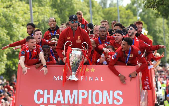 IMAGO Iconic Moments, FuÃŸball Sport Themen der Woche KW22 Sport Bilder des Tages FuÃŸball, Champions League Sieger FC Liverpool feiert den Triumph mit den Fans 2nd June 2019, Liverpool, Merseyside; Liverpool FC celebration parade after their Champions League final win over Tottenham Hotspur in Madrid on 1st June; Liverpool manager Jurgen Klopp holds the Champions League trophy at the front of the team bus  ActionPlus12140718 DavidxBlunsden